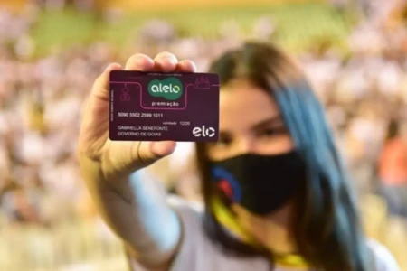 Imagem de uma aluna com o bolsa estudo