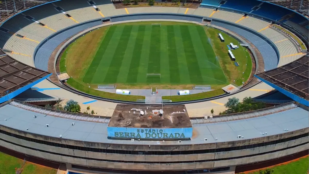 'Novo' Serra Dourada terá grama sintética ou natural? Veja resposta (Foto: Artur Dias)