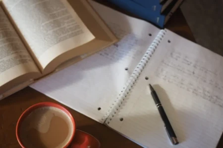 Imagem de uma mesa com itens de estudo