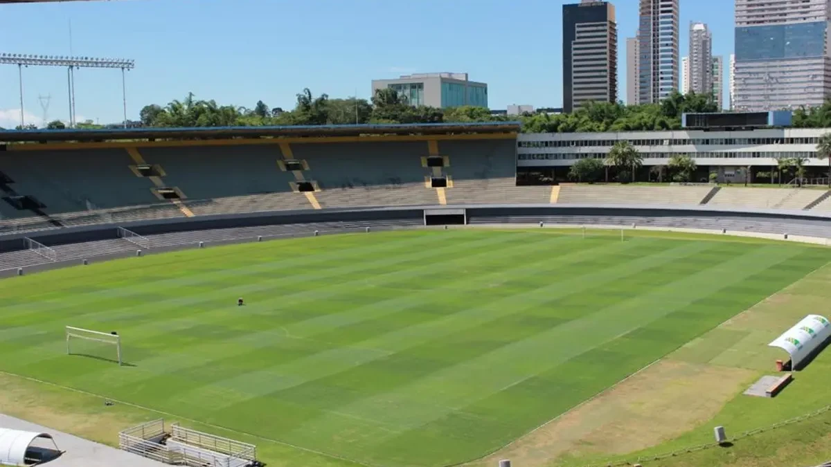 Gramado do estádio Serra Dourada, que poderá receber jogos do Goianão 2026