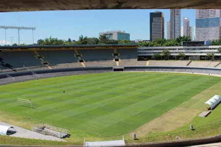 Gramado do estádio Serra Dourada, que poderá receber jogos do Goianão 2026