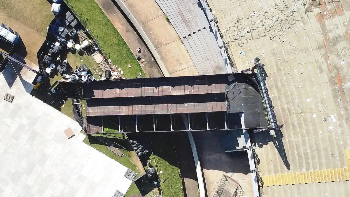 Imagem aérea mostra estrutura que desabou no dia do evento