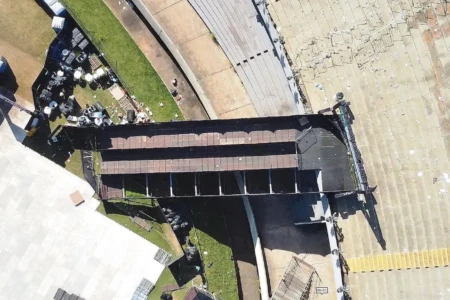 Imagem aérea mostra estrutura que desabou no dia do evento