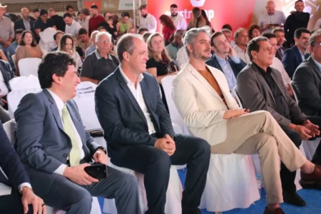 Rudson Guerra (centro) durante apresentação do projeto do Complexo Serra Dourada