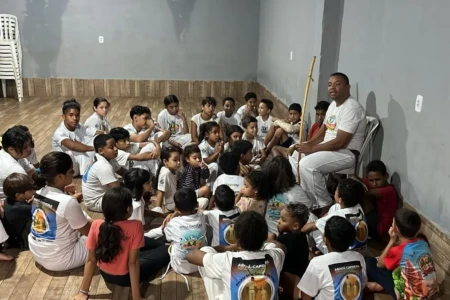 Projeto usa capoeira para ensinar disciplina e mudar a vida de crianças em ocupação de Goiânia