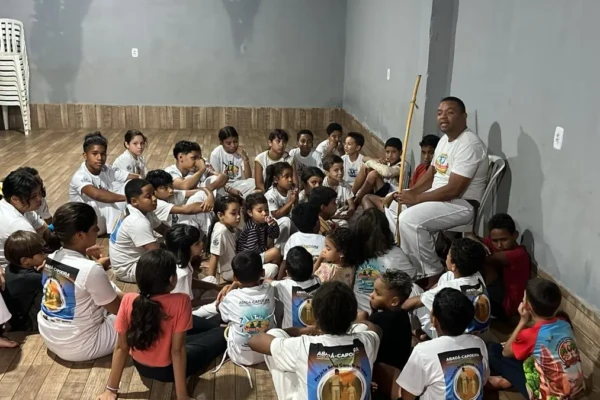Projeto usa capoeira para ensinar disciplina e mudar a vida de crianças em ocupação de Goiânia