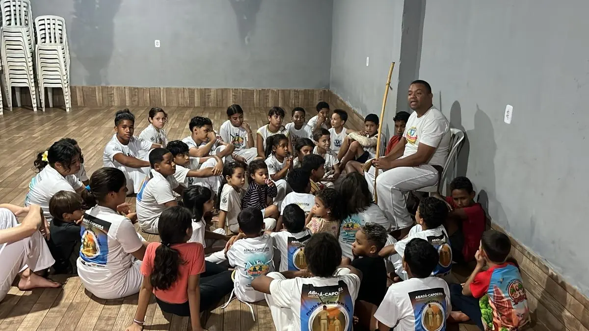 Projeto usa capoeira para ensinar disciplina e mudar a vida de crianças em ocupação de Goiânia