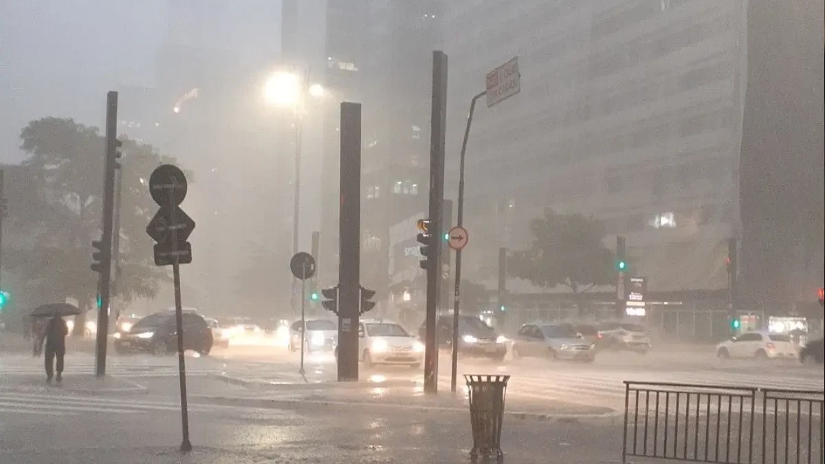 Ciclone causa destruição e deixa 1,3 milhão de casas sem luz em SP (Foto: redes sociais)