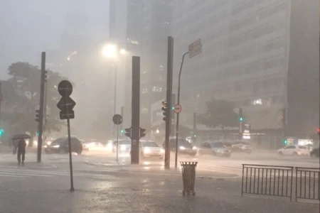 Ciclone causa destruição e deixa 1,3 milhão de casas sem luz em SP (Foto: redes sociais)