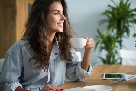 Doenças crônicas e longevidade: Estudo responde se tomar café sem açúcar é saudável Pesquisas recentes analisaram a bebida amada