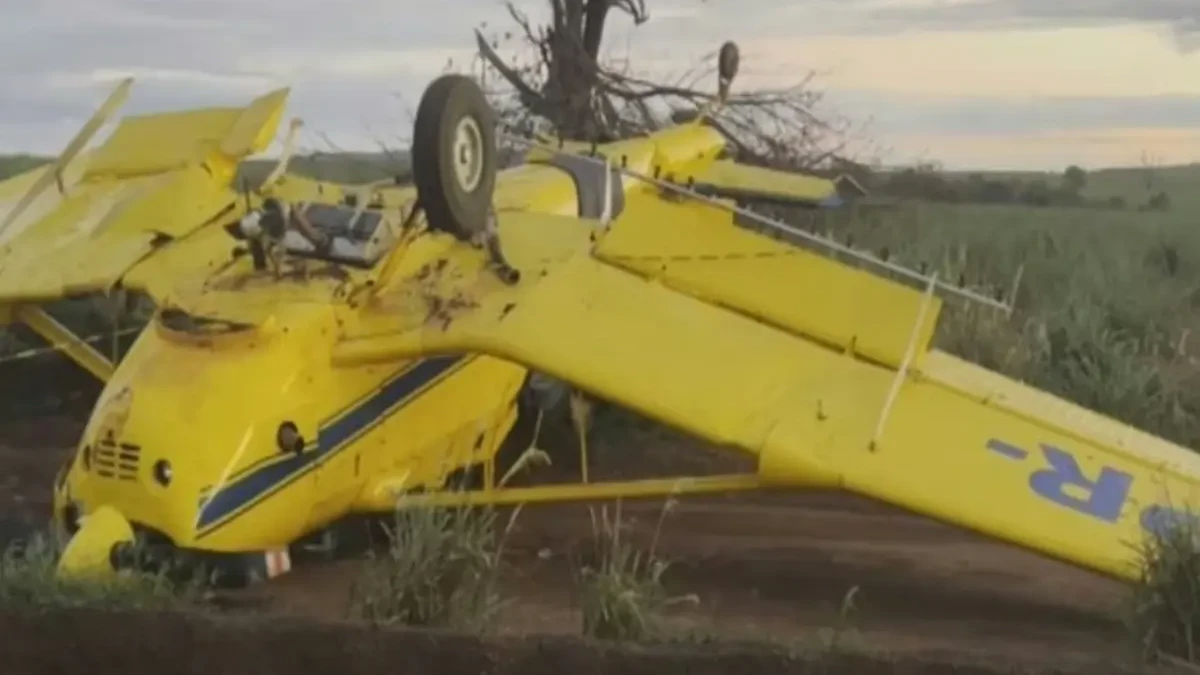 Imagem do avião capotado