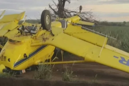 Imagem do avião capotado