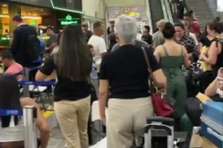 Passageiros reclamam de atrasos e cancelamento de voos no aeroporto de Goiânia: 'olha o caos' (Foto: Reprodução)