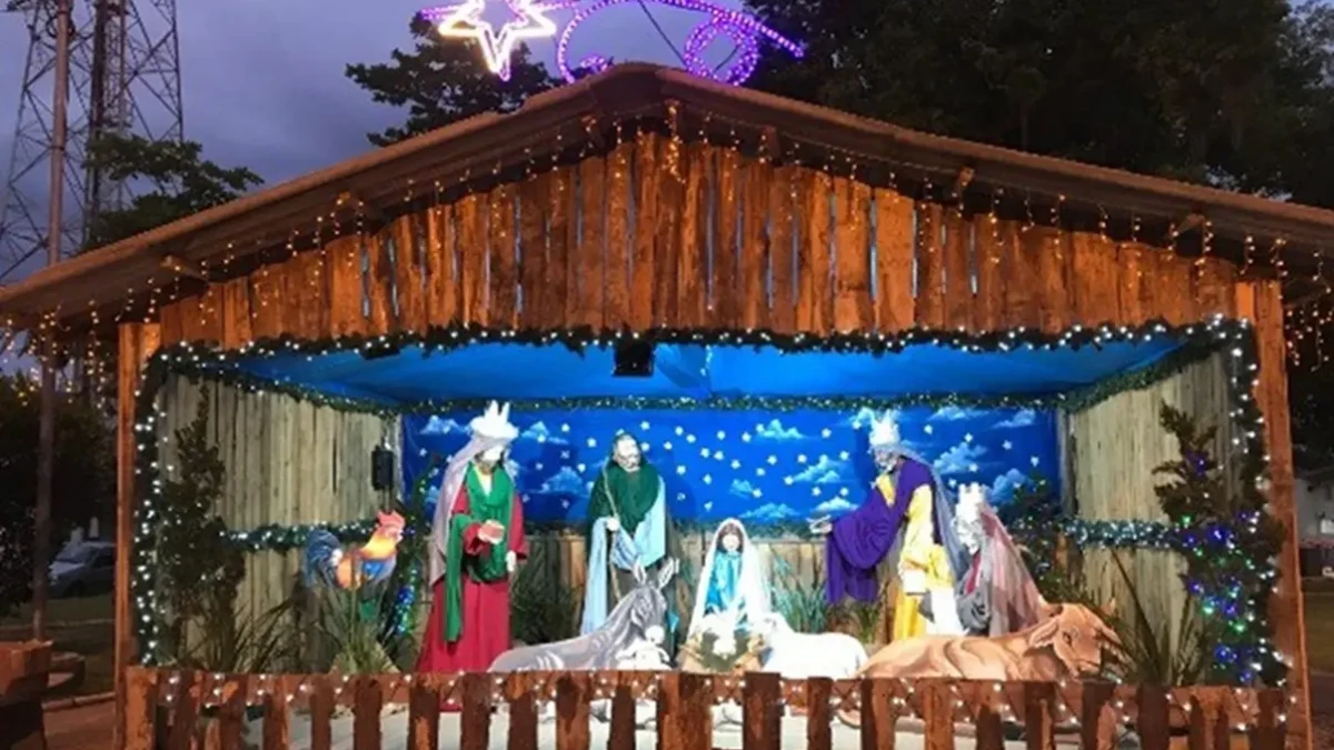 Para escapar da polícia, homem se disfarça de estátua em presépio de Natal; veja foto Fugitivo foi detido na tradicional cena natalina