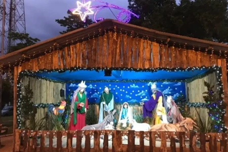Para escapar da polícia, homem se disfarça de estátua em presépio de Natal; veja foto Fugitivo foi detido na tradicional cena natalina
