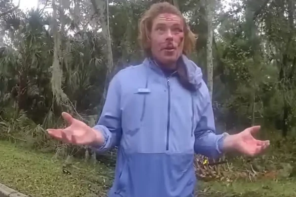 'Vocês me salvaram': ladrão diz a policiais que foi teletransportado a BMW por aliens Cena foi registrada pela câmera corporal vídeo