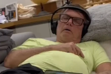 Carlos Bolsonaro publica vídeo em que o pai soluça enquanto dorme