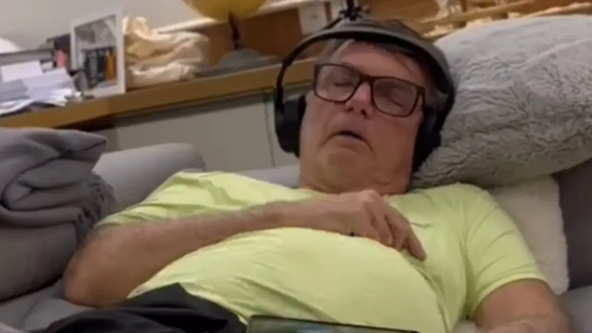 Carlos Bolsonaro publica vídeo em que o pai soluça enquanto dorme