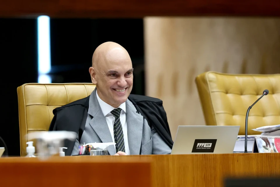 STF condena homem que sentou na cadeira de Moraes a 14 anos de prisão Aildo Francisco Lima fez uma transmissão ao vivo a partir do assento