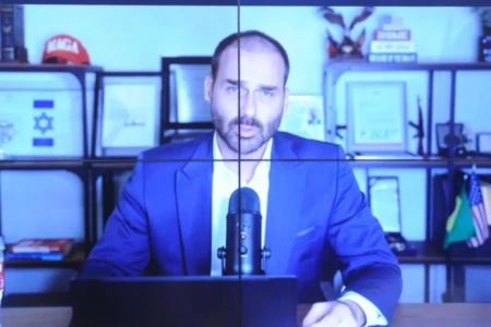 Eduardo Bolsonaro diz que soube 'com pesar' do fim das sanções a Moraes (Foto: Câmara dos Deputados)