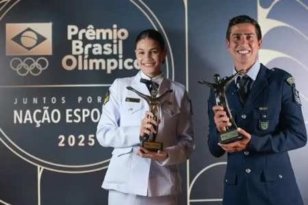 Caio Bonfim, do atletismo, ao lado de Maria Clara Pacheco, do taekwondo