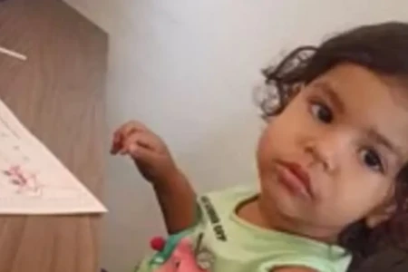 Criança que teve corpo incendiado após briga de vizinhos morre no Hugol