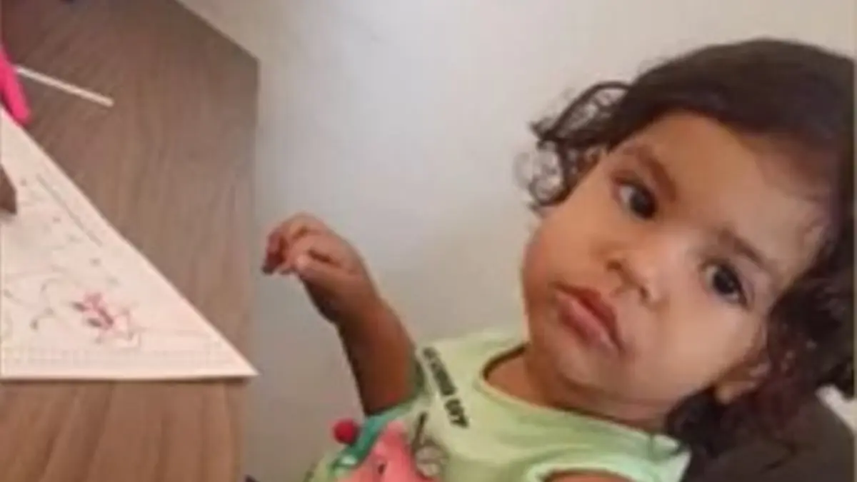 Criança que teve corpo incendiado após briga de vizinhos morre no Hugol