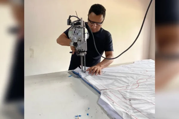 Homem que perdeu a visão durante roçagem em Goiânia se reinventou para sustentar a família