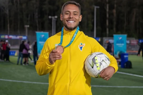 Anapolino Vini Gol teve um AVC aos 16 anos Goiano é eleito o melhor do Brasil no futebol para pessoas com paralisia cerebral