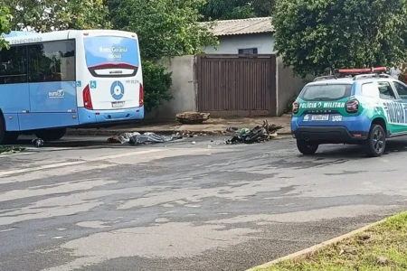 Casal que estava em moto morre após colisão com ônibus em Aparecida