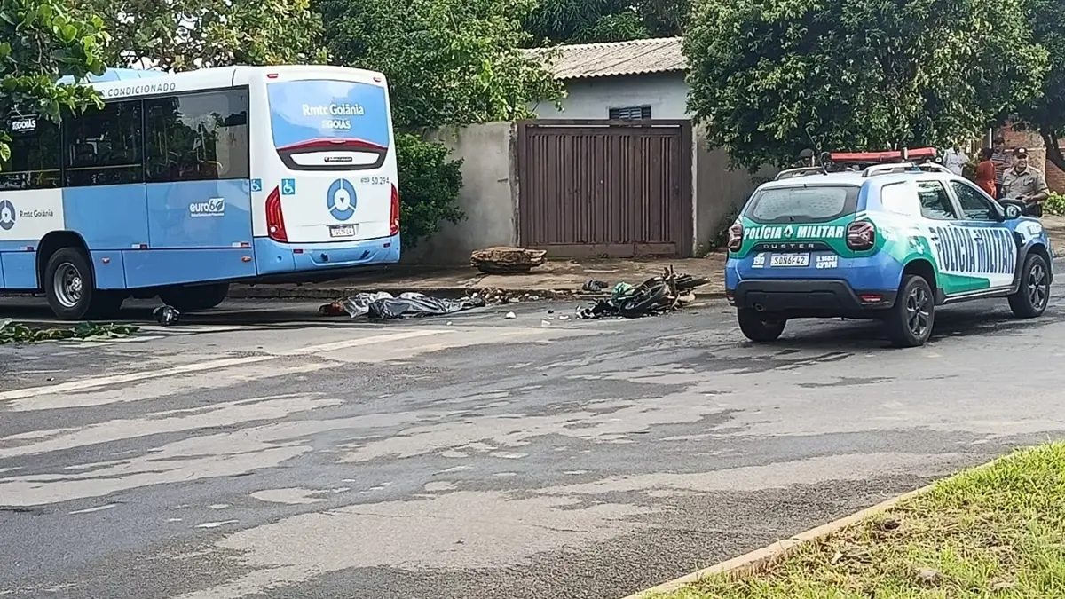 Casal que estava em moto morre após colisão com ônibus em Aparecida