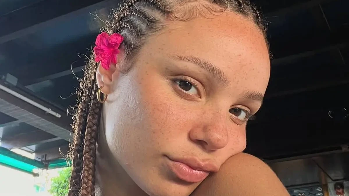 Atriz foi destaque em sua estreia na trama Gilda de Vale tudo, Leticia Vieira posa de biquíni e escandaliza; veja fotos