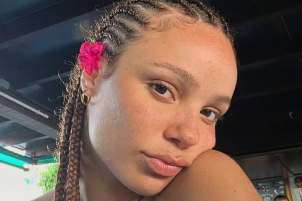 Atriz foi destaque em sua estreia na trama Gilda de Vale tudo, Leticia Vieira posa de biquíni e escandaliza; veja fotos