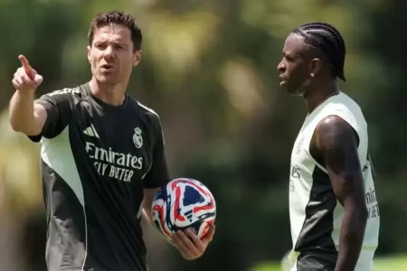 Xabi Alonso e Vini Jr recebem apoio de parte dos torcedores