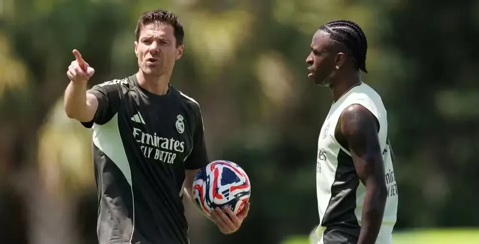 Xabi Alonso e Vini Jr recebem apoio de parte dos torcedores