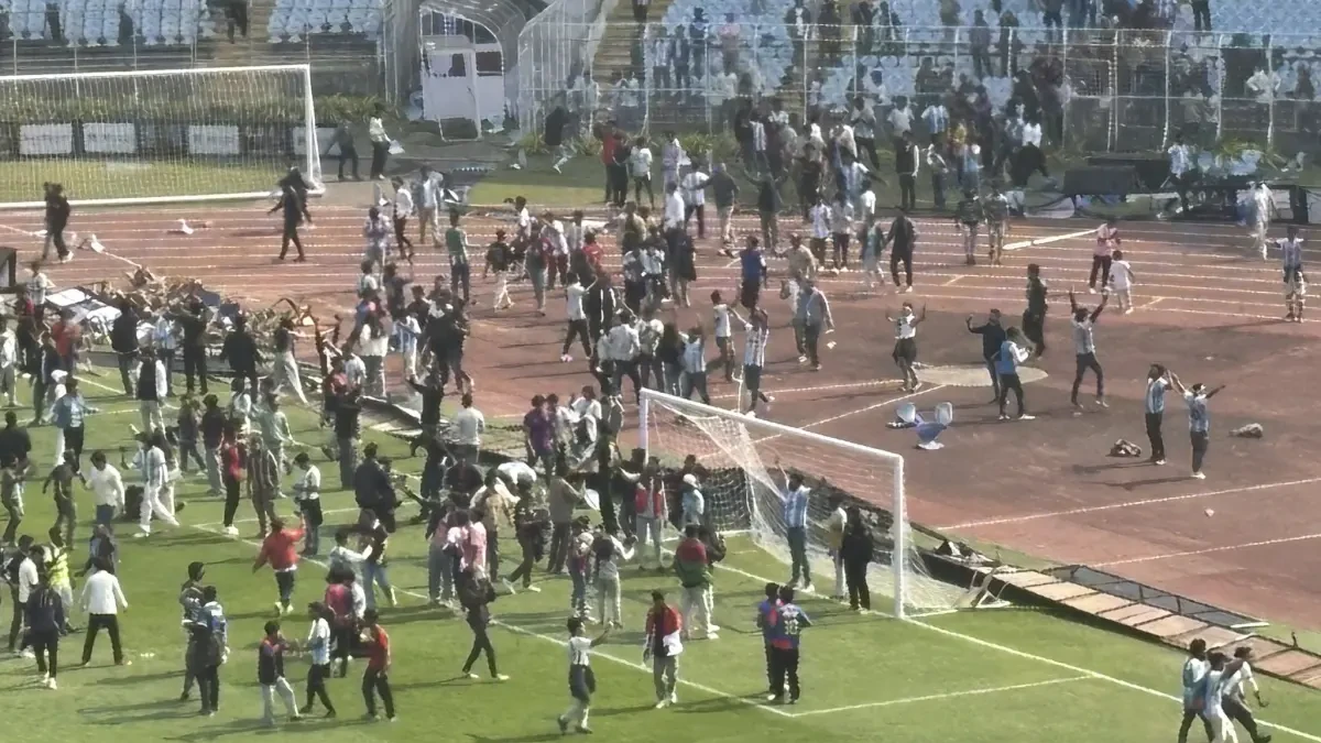 Torcida invade gramado na Índia