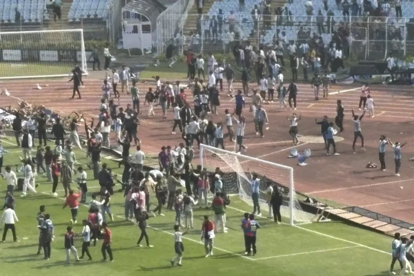 Torcida invade gramado na Índia