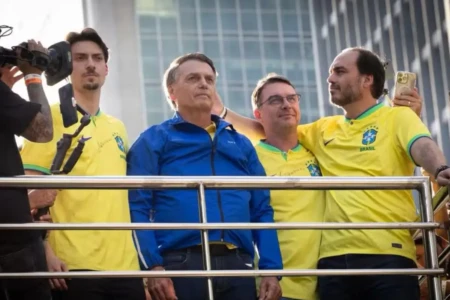 Boi, bíblia e bala: setores que apoiaram Bolsonaro têm resistência à candidatura de Flávio (Foto: X/Flávio Bolsonaro)