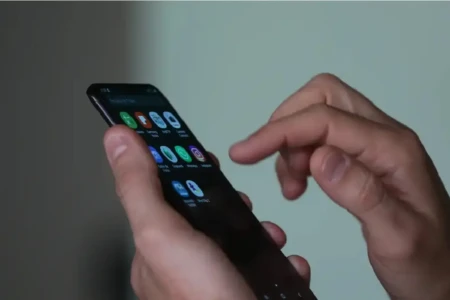 Imagem mostra pessoa manuseando celular