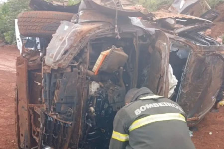 Imagem mostra veículo que saiu da pista e profissional do CBMGO isolando bateria do carro