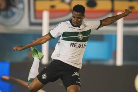 Iury Castilho em partida pelo Coritiba