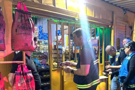 Imagem mostra trabalho da fiscalização durante a madrugada