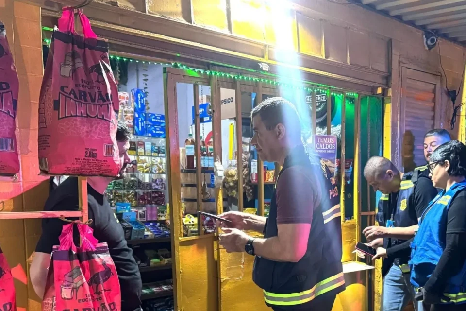 Imagem mostra trabalho da fiscalização durante a madrugada