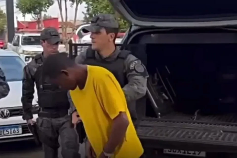 Imagem do réu durante a reconstituição