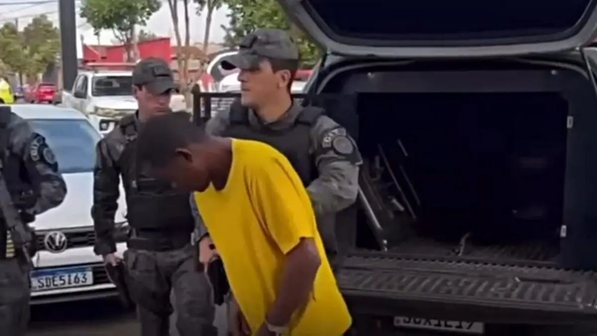 Imagem do réu durante a reconstituição