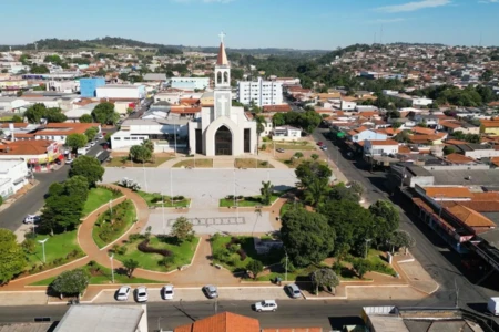 Imagem aérea mostra Praça São Benedito, em Nerópolis, em Goiás