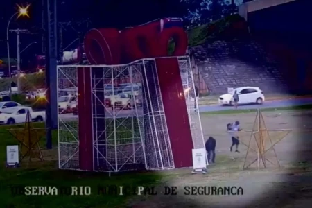 Imagem mostra suspeitos se aproximando da decoração natalina