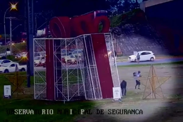 Imagem mostra suspeitos se aproximando da decoração natalina