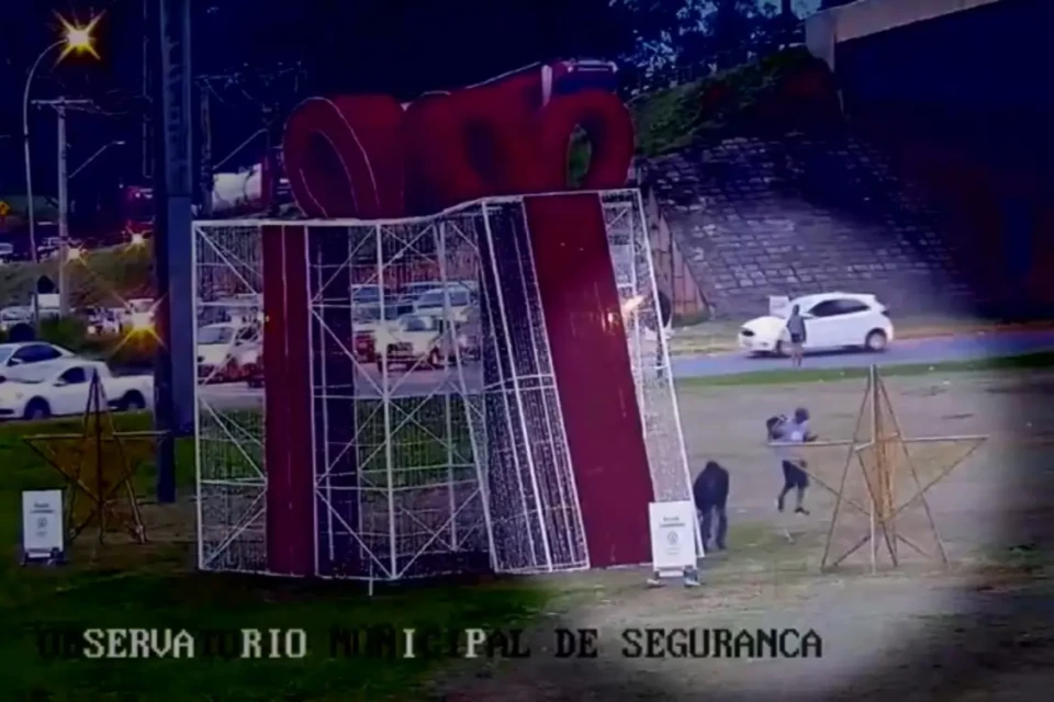 Imagem mostra suspeitos se aproximando da decoração natalina