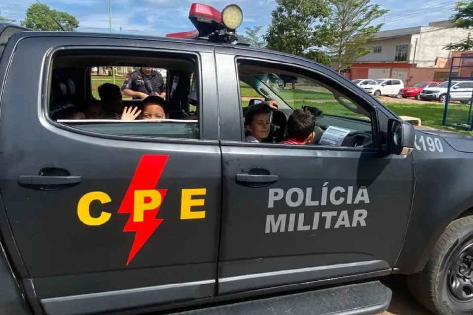 No último dia de aula, crianças passeiam em viatura da polícia em Teresópolis (Foto: Divulgação)
